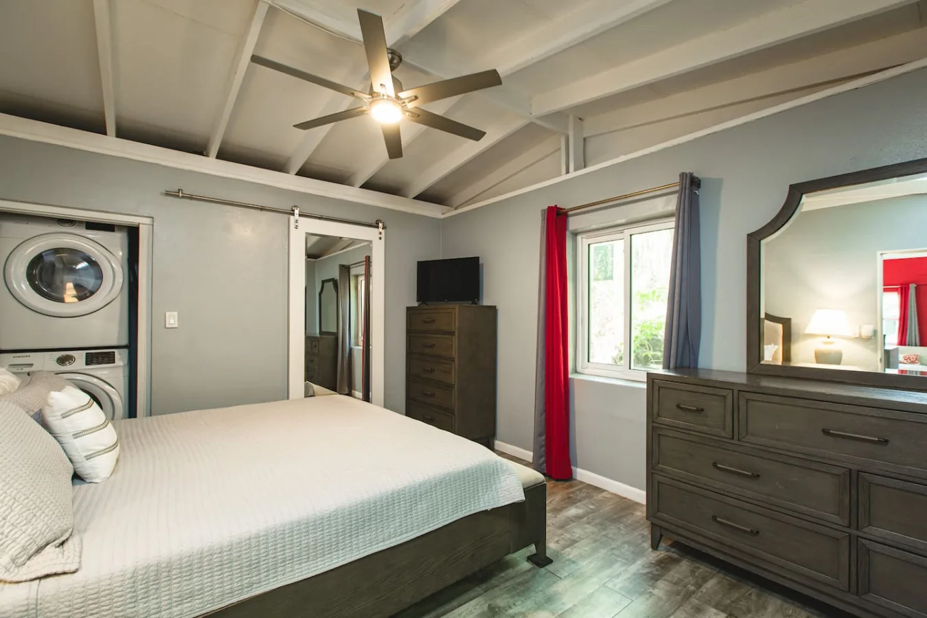 The cottage bedroom with its own washer and dryer