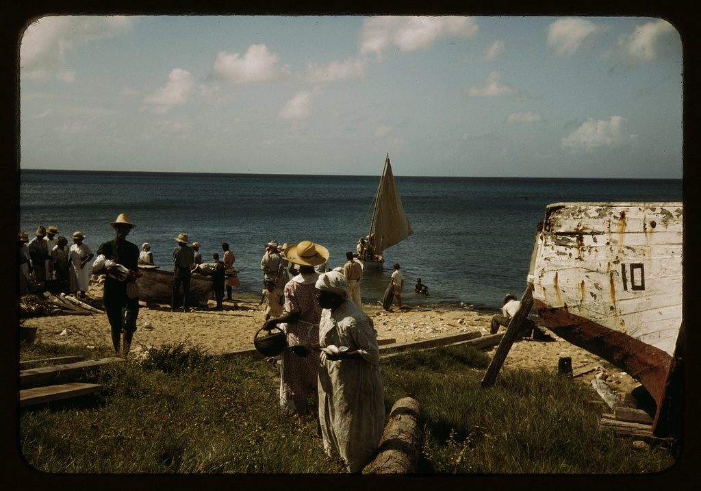 Housewives at the seashore waiting for the fishing boats1a33986v